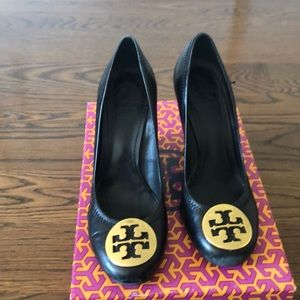 Tory Burch Sophie wedge black with gold emblem